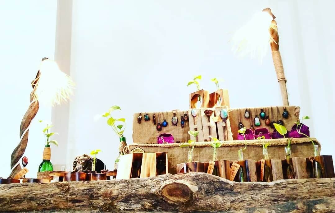 Limbah kayu diubah menjadi beragam karya oleh Oemah Gondang Art untuk melengkapi penampilan para pencinta seni